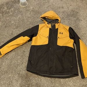 Snowboarding under armor black and yellow winter coat size Large!